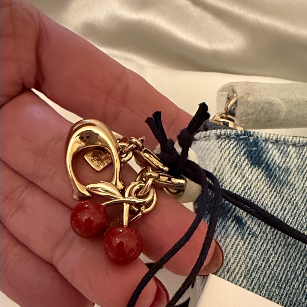 🩵🍒Coach NWT Corner Zip Wristlet In Loved Denim With Charms and Gold Hardware - Picture 6 of 7